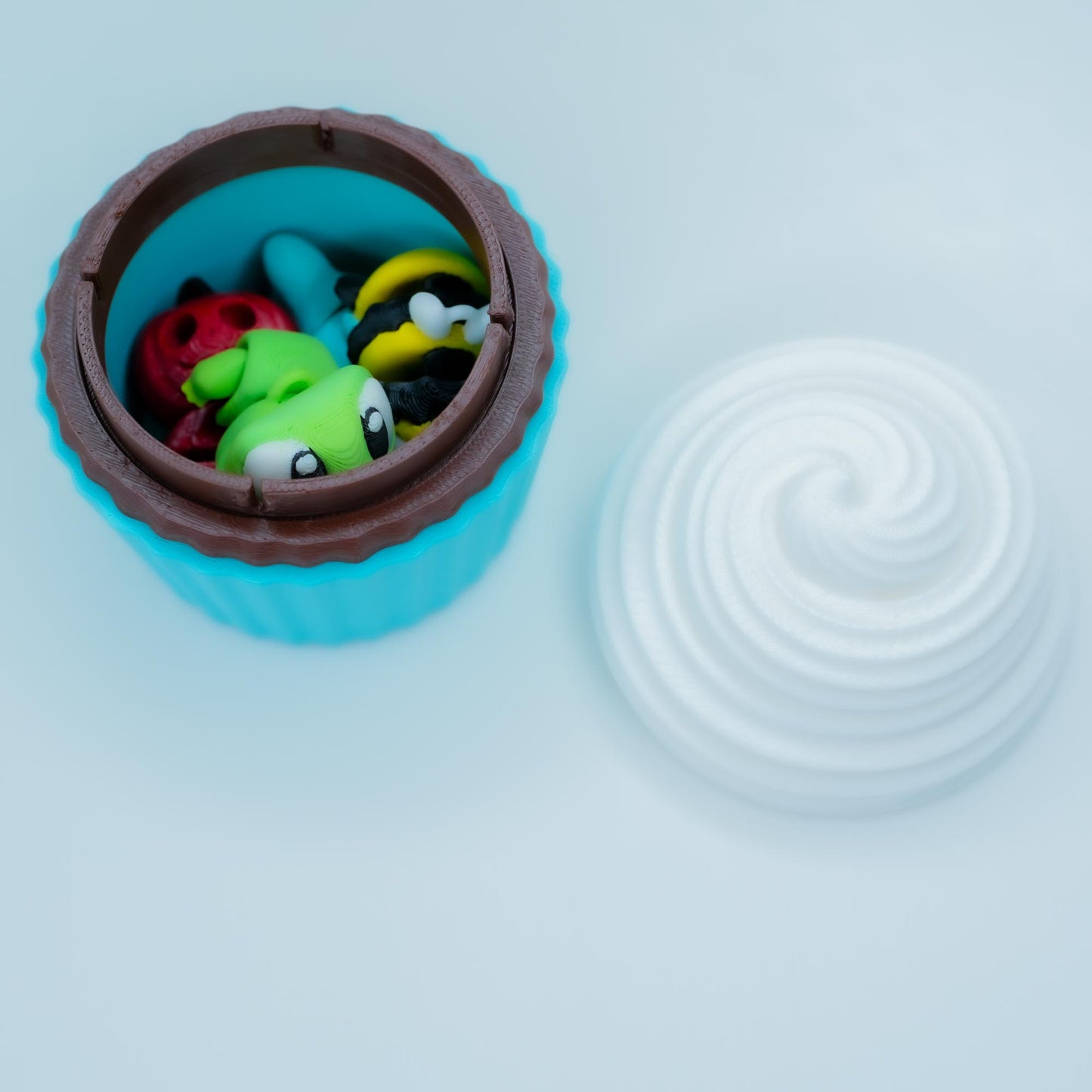 CUPCAKE CONTAINER - WITH 5RANDOM FLEXI MINI TOYS